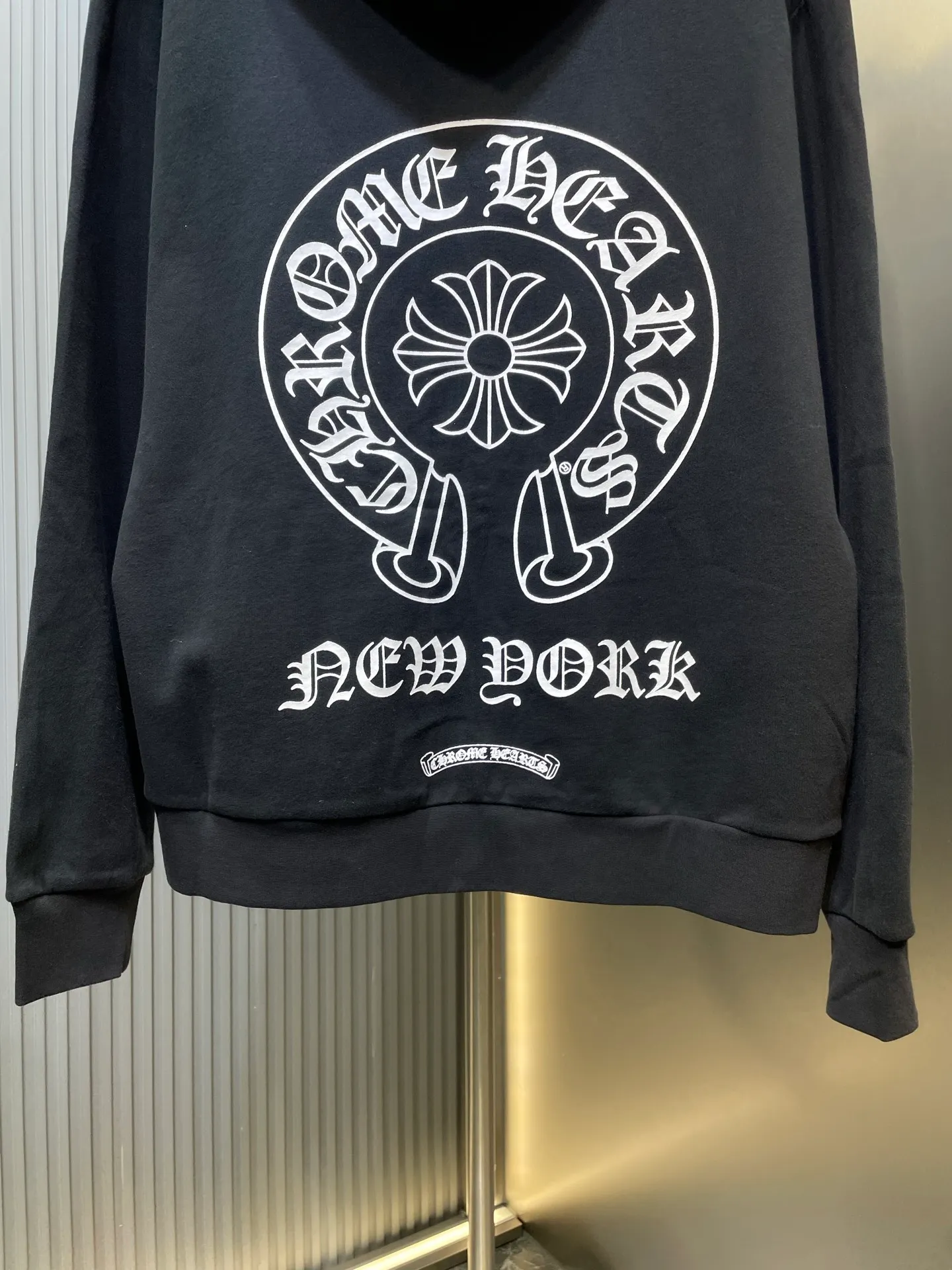 P480 Chrome Hearts 🌟Letter-printed zipper jacket, custom-made plain suede cotton, delicate and smooth, comfortable and close to the skin, with deep black as the base, plain white lines with sharp cracks, the front cross flower totem is precisely embellished on the chest, and the gray CH pattern is looming on the hem to control the visual focus. The scroll mantra is outlined on the back like an ancient seal, rugged and delicate coexist. The zippered hooded silhouette deconstructs the lazy drape carrying suede. It whispers that I am the rock oracle of the rules. A rebellious ceremony about wearing and performing. Process 1: Use glue printing. The printing is modified three times by the film screen. Use glue liquid paint to print the pattern on the fabric. Bake the fabric to fix the printed pattern. Process 2: The fabrics are washed and have a better hand feel. Not easy to deform. Not easy to shrink. Not easy to fade. Maintain long-term beauty. Accessories: Customized 1:1 CH Zipper Customized 1:1 CH Logo Fit: Loose Fit Size: S M L XL